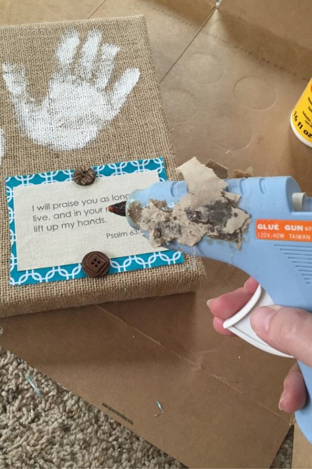 How to Make Burlap Wall Art with Your Kids (9)